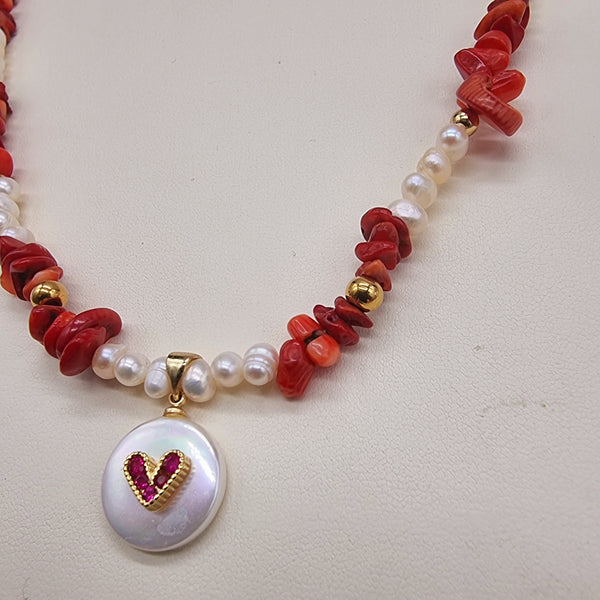 Collar de Perlas y Corales con dije Corazón