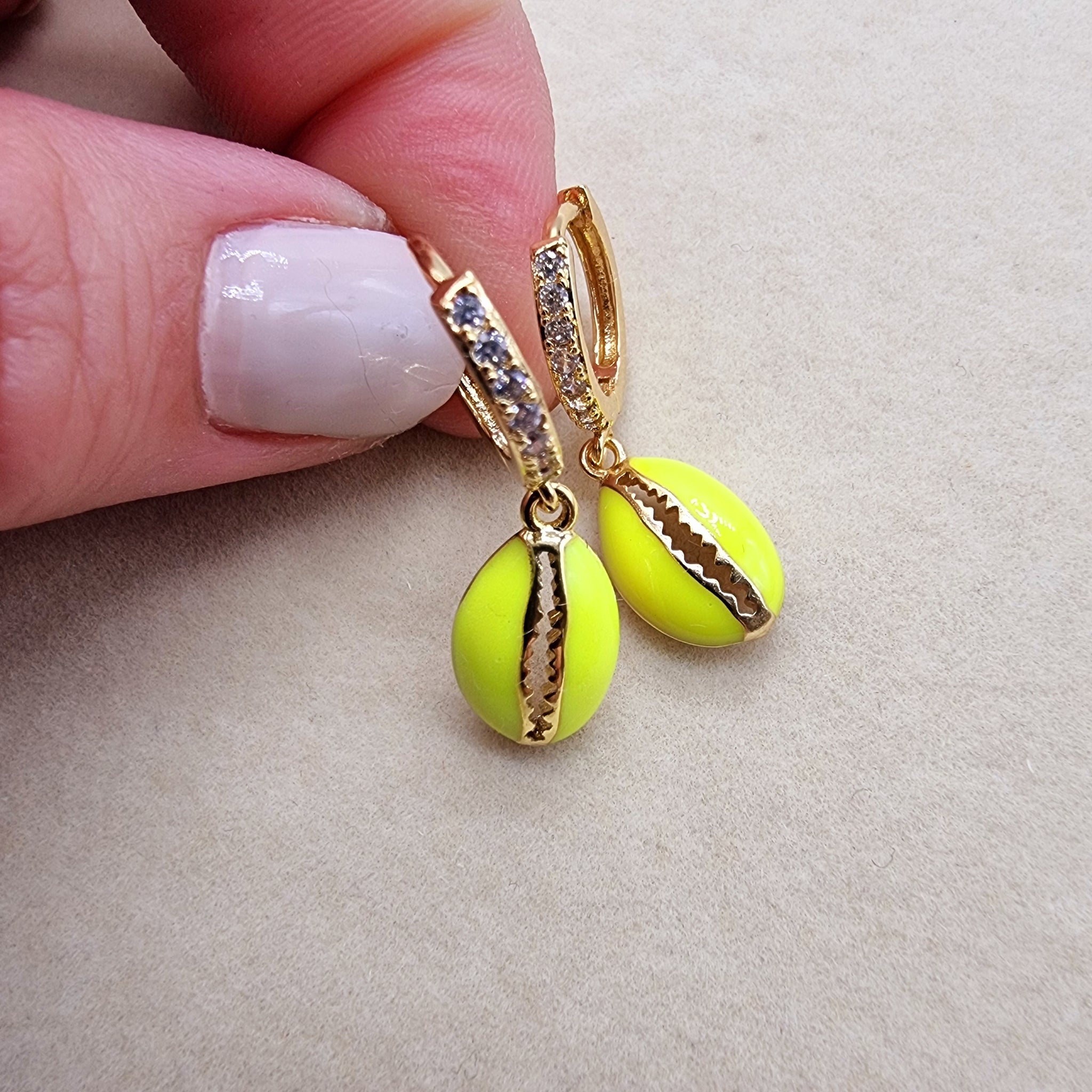 Preciosos pendientes Caracol Amarillo Neón